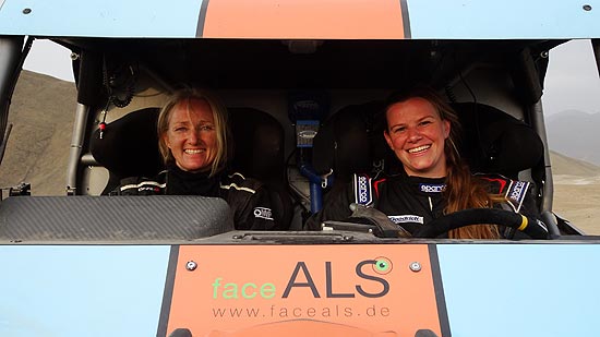 Annett Fischer (li.) und Andrea Peterhansel - das erste Damen-Duo bei der „Dakar“...